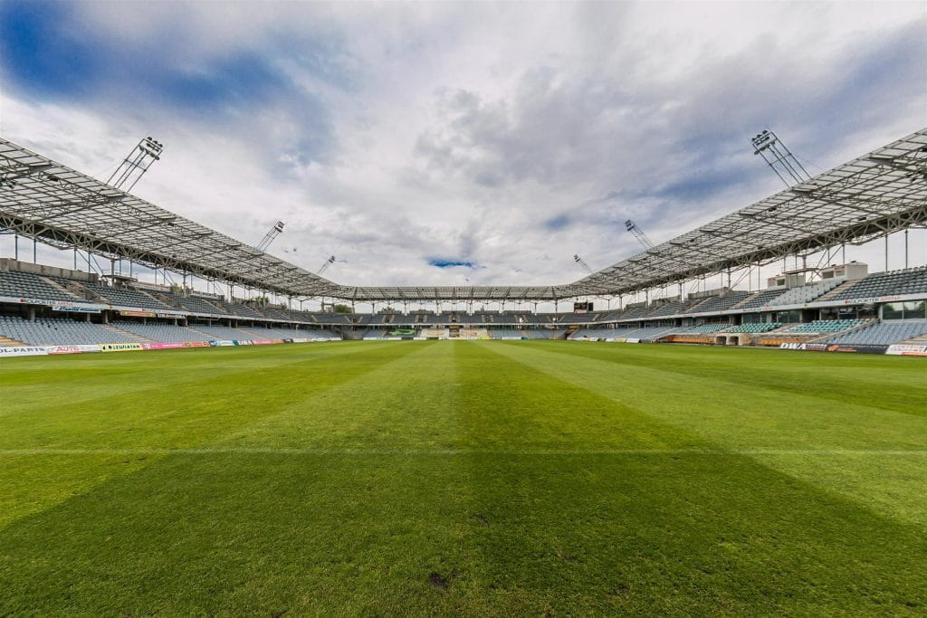 Das Spielfeld sowie die Tribünen eines Fußballstadions in der Innenansicht.