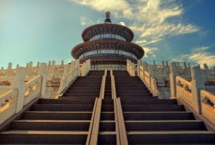 Der Treppenaufgang beim Himmelstempel in Peking.