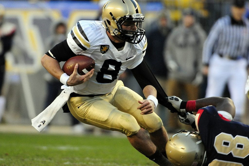 Football-Spieler der NFL im Zweikampf um den Ball.