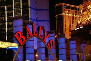 Der Eingang inklusive leuchtendem Schriftzug des Bally’s Casino auf dem Strip in Las Vegas bei Nacht.