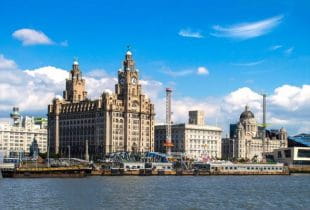 Stadt Liverpool am hellen Tag unter blauem Himmel.