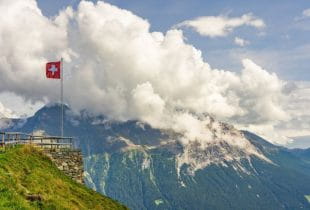 Schweizer Flagge am Tag auf einem Berg.