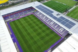 Leeres Stadion des Fußballvereins Austria Wien am Tag.