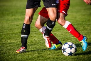 Zwei Fußballspieler im Zweikampf.