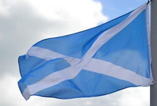 Die Flagge von Schottland weht im Wind.