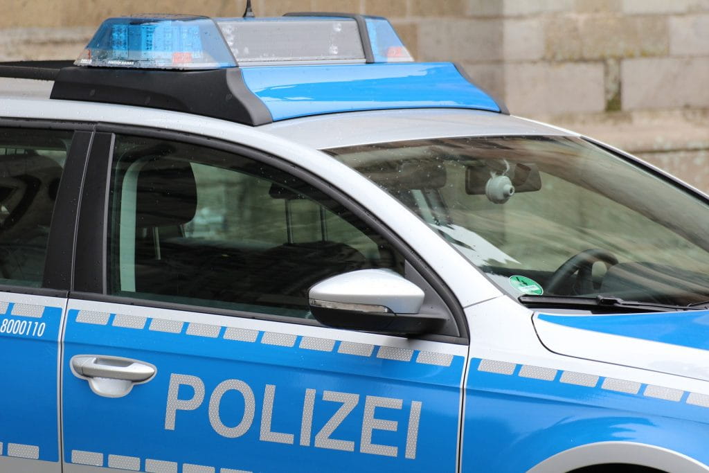 Ein leeres Polizeiauto.