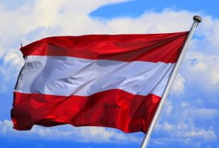 Österreich-Flagge weht im Wind.