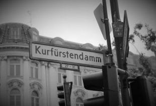 Straßenschild mit der Aufschrift Kurfürstendamm.