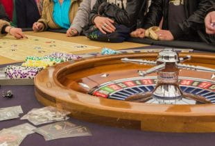 Casinogäste an einem Roulette-Tisch.