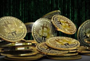 Ein Haufen Bitcoin-Münzen mit Matrix-Codierung im Hintergrund.