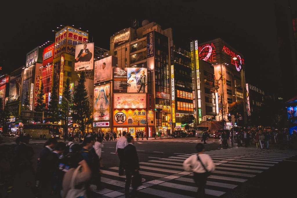 Stadtteil von Tokio bei Nacht.