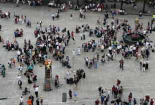 Eine Gruppe von Menschen auf einem öffentlichen Platz.