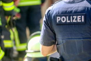 Ein Polizist mit Schutzweste.