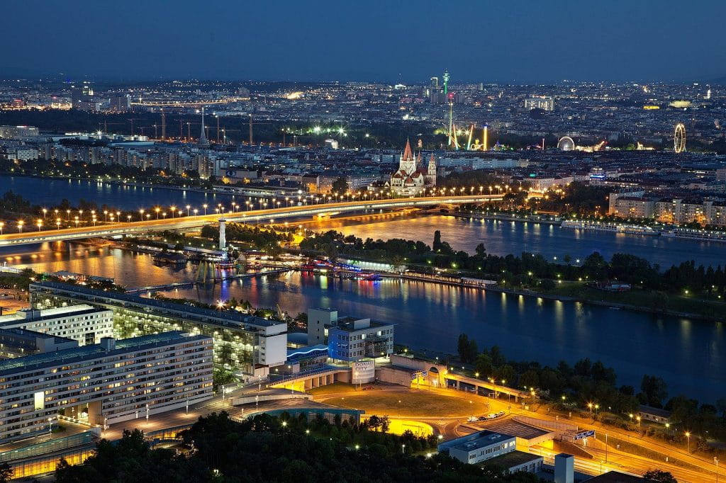 Die Innenstadt von Wien bei Nacht.