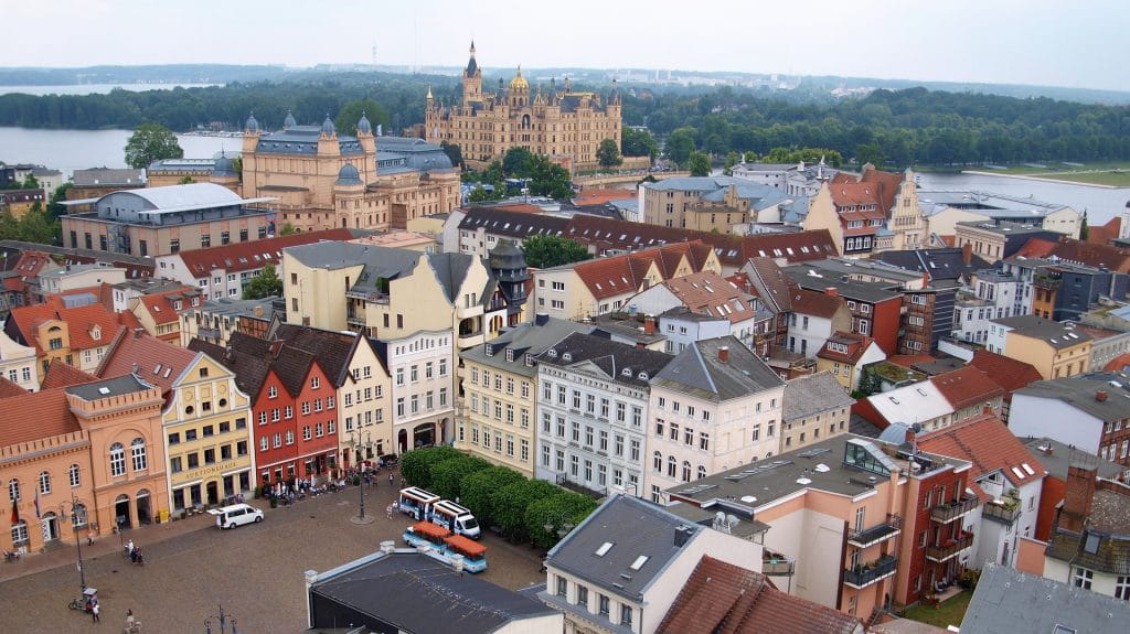 Das bekannte Schweriner Schloss vor der Altstadt.