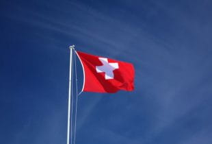 Flagge der Schweiz an einem Fahnenmast.