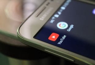 Die YouTube- und Google-Apps auf einem Samsung-Smartphone.