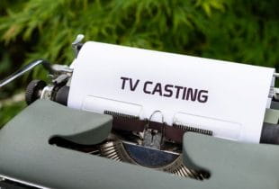 Ein Blatt mit der Aufschrift TV Casting in einer Schreibmaschine.