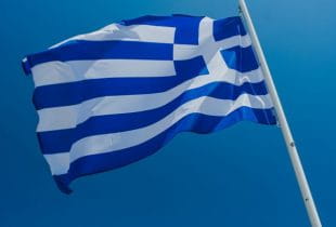 Die griechische Flagge an einem Fahnenmast.